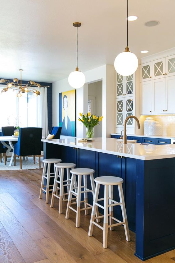 Navy blue interiér kuchyně