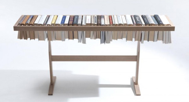 Designový stůl pro uložení knih