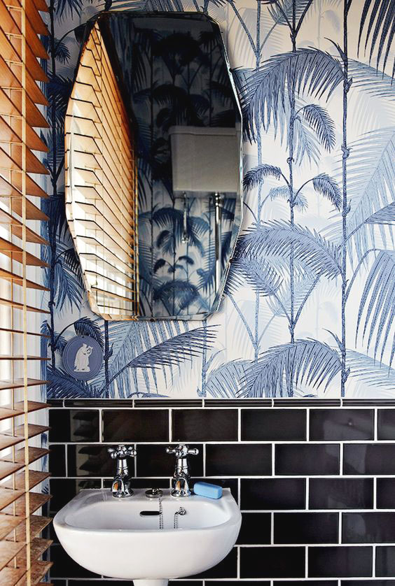 přírodní vzory kachliček v moderním interiéru koupelny